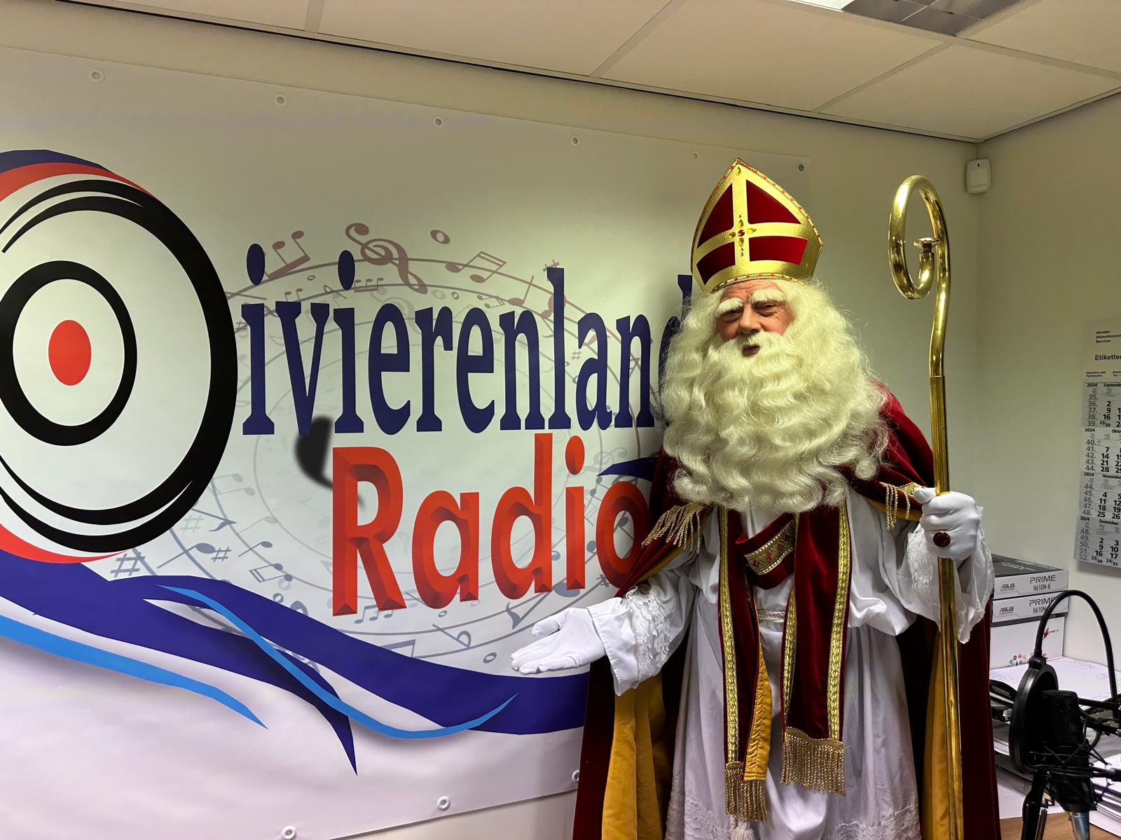 Sinterklaas en Piet bezoeken de studio van Rivierenland Radio tijdens Club 25